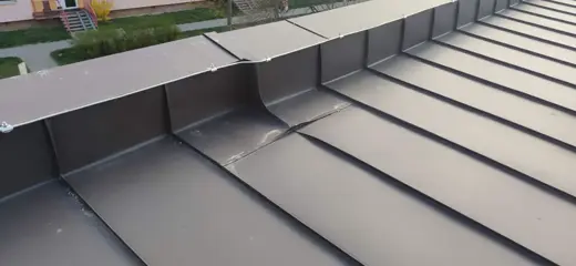 Falcovaná střecha, detail žlabu a lemování