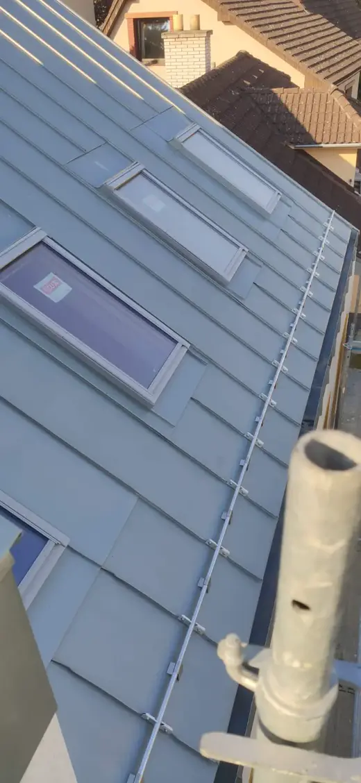 Falcovaná střecha s okny Velux