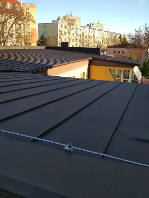Falcovaná střecha v antracitové barvě