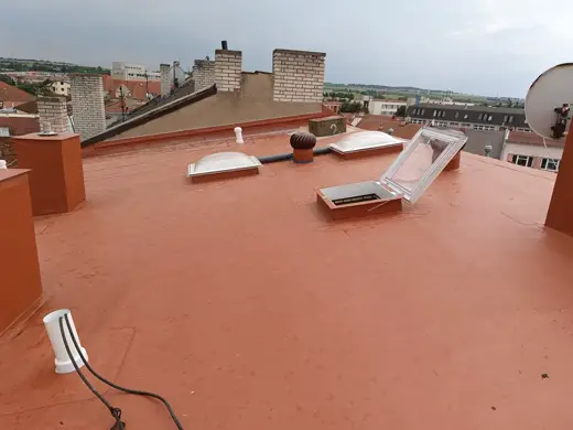 PVC střecha se světlíky a větracími hlavicemi