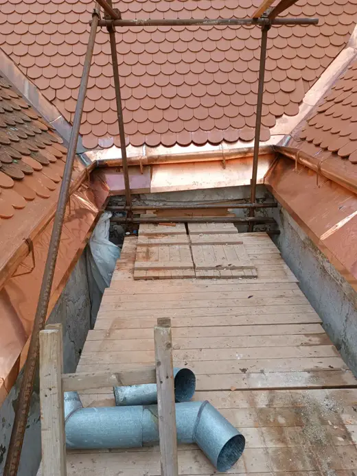 Nová tašková krytina a měděné oplechování