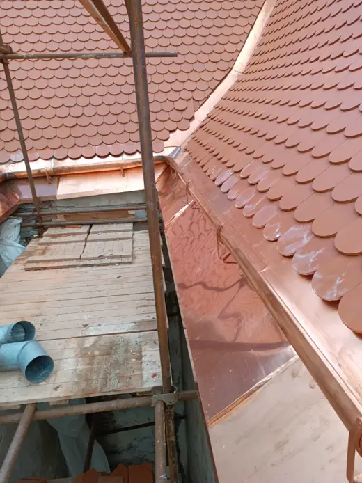 Měděné oplechování při rekonstrukci střechy