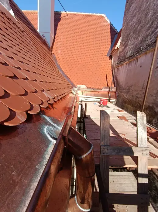 Rekonstrukce tašové střechy, měděný žlab