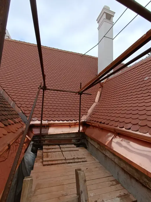 Rekonstrukce střechy s komínem a novým oplechováním