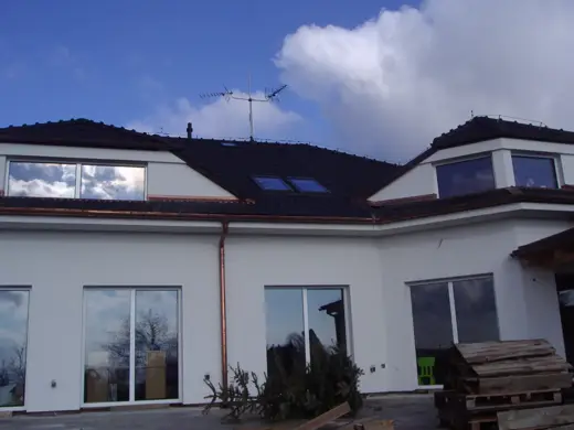 Rodinný dům se střechou z tašek, starší realizace