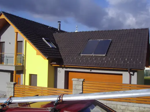 Tmavá tašková krytina se solárním panelem, starší realizace