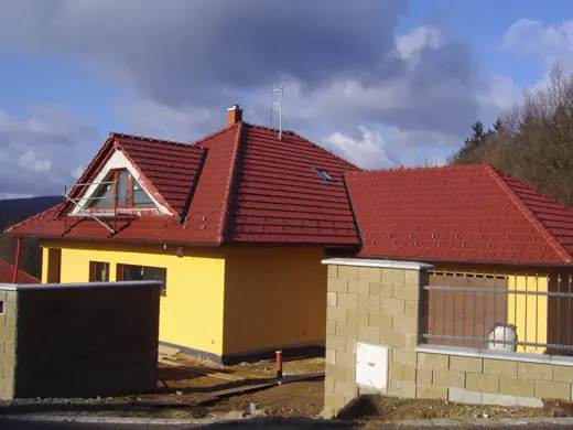 Červená tašková střecha, starší realizace