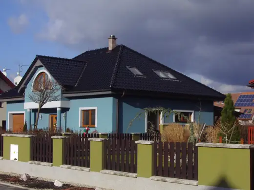Rodinný dům s tmavou taškovou krytinou, starší realizace