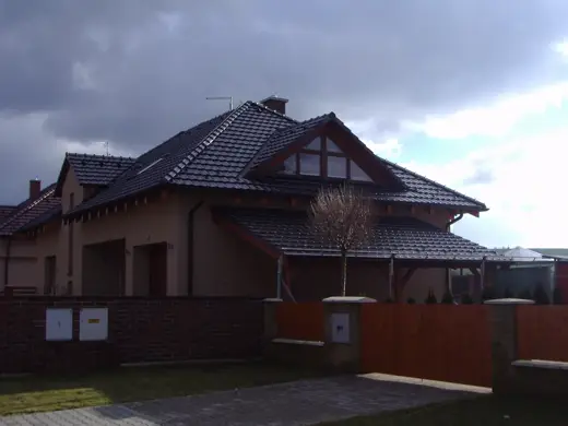Střecha z tašek na rodinném domě, starší realizace