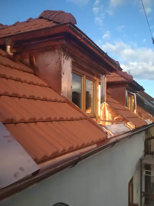 Měděné oplechování vikýřů na tašové střeše