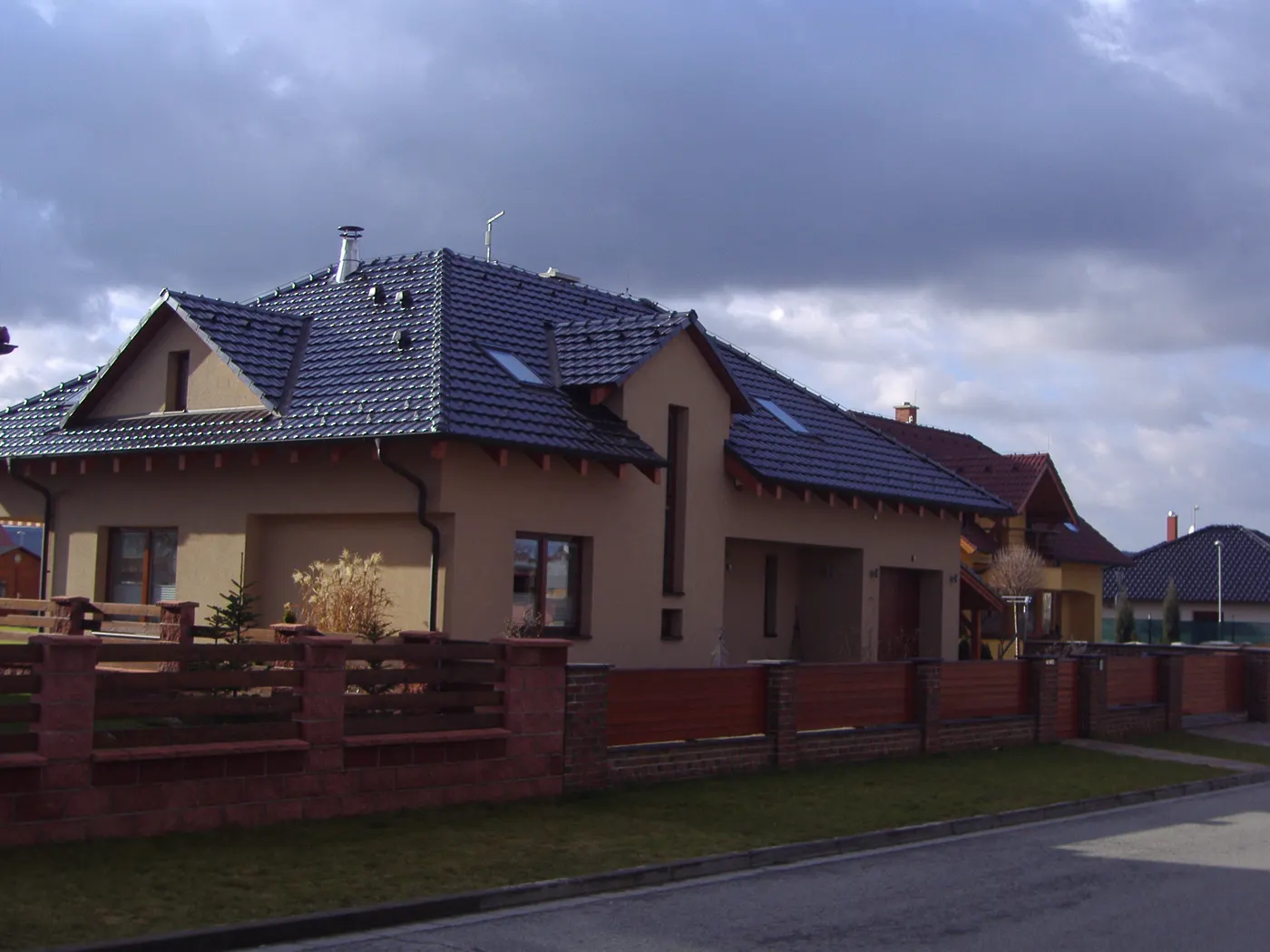 Rodinný dům se střechou z tmavých tašek